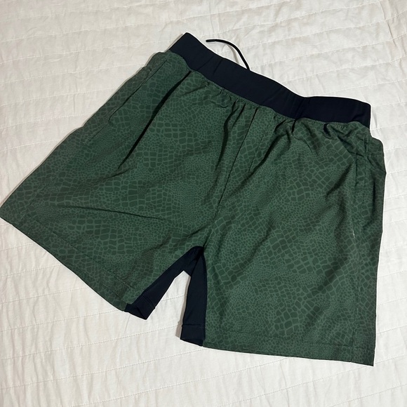 Men's Green Patterned Shorts - Picture 1 of 4